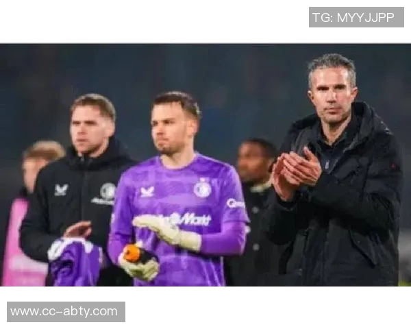 范佩西率队遭绝杀后卫失误引发怒火欧联杯六轮战绩惨淡 范佩西率队遭绝杀后卫失误引发怒火欧联杯六轮战绩惨淡